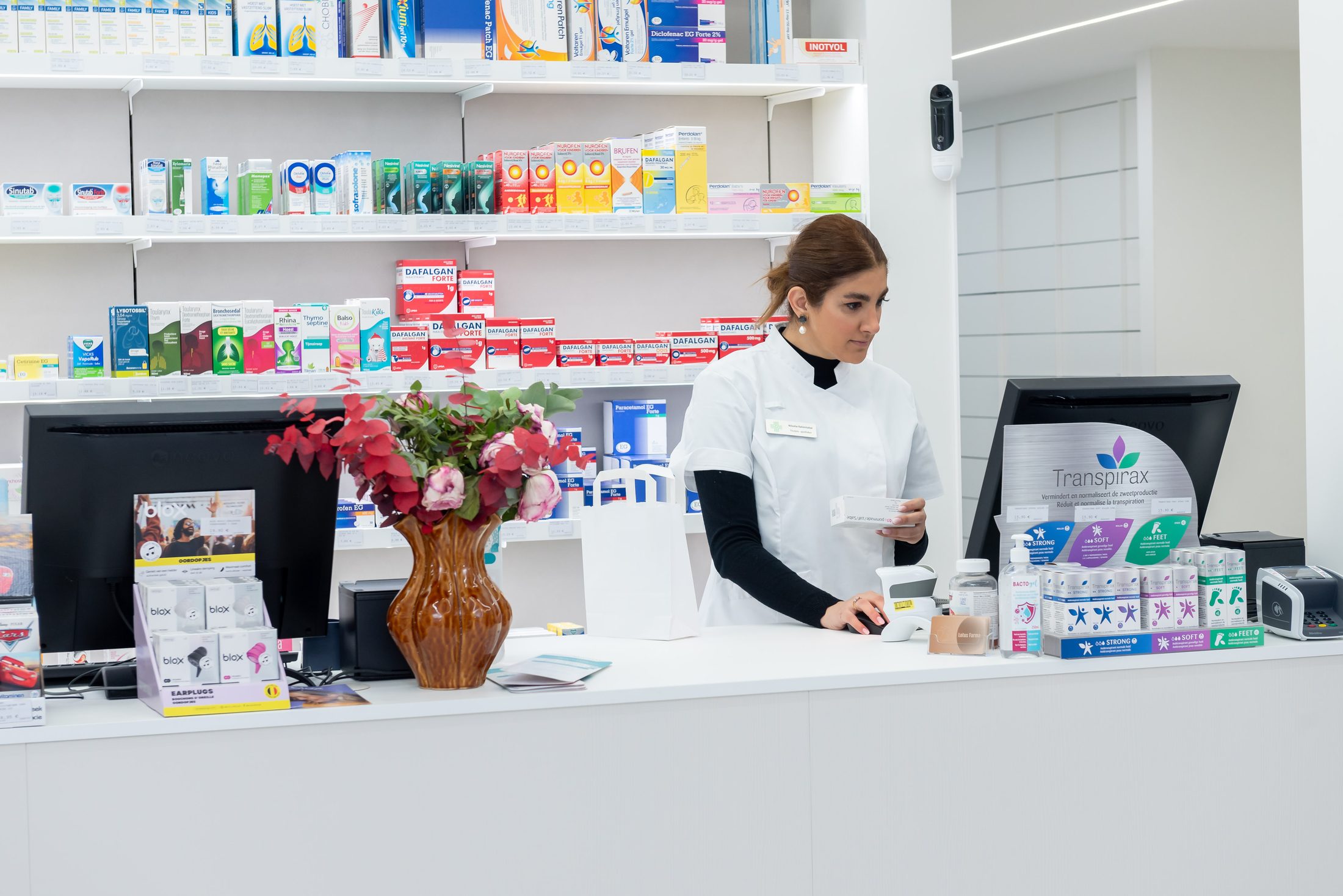 LotusFarma consultation counter
